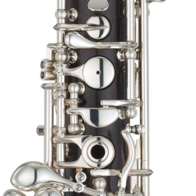 Clarinete de madeira escura com chaves prateadas e texto Yamaha Custom