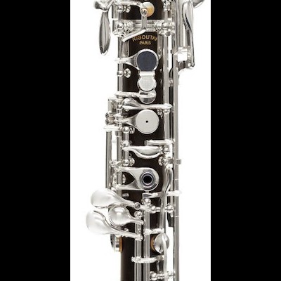 Clarinete de madeira escura com chaves metálicas prateadas e inscrições douradas em fundo branco