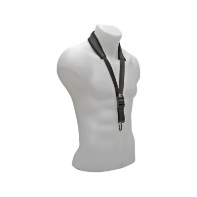 Colar preto ajustável em manequim torso branco