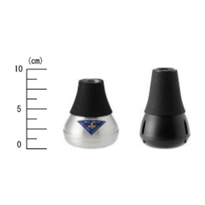 Dois abafadores para instrumentos musicais, um prateado com emblema azul e outro preto, em fundo branco com régua