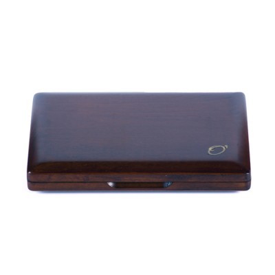 Caixa retangular de madeira castanha polida com inscrição dourada.