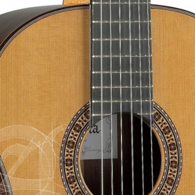 Guitarra clássica acústica em madeira com cordas e tampo decorado