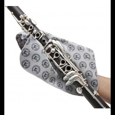 Clarinete a ser limpo com pano cinzento com padrão RC