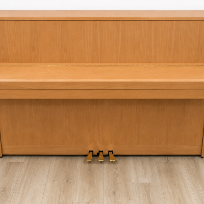 Piano vertical em madeira clara com tampa fechada