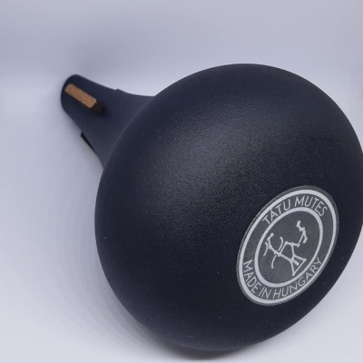 Pandeiro preto fosco visto de cima com etiqueta branca 'TATU MUTUS MADE IN HUNGARY'