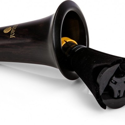 Clarinete de madeira escura com detalhes metálicos e texto JUNO em dourado