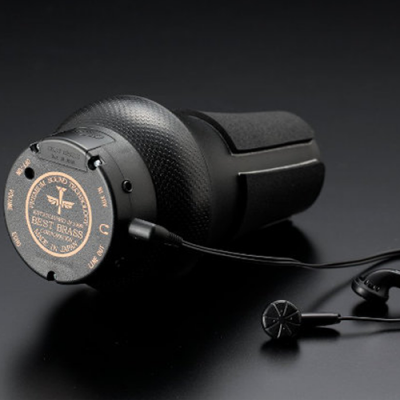 Microfone negro com etiqueta dourada e auscultadores pretos