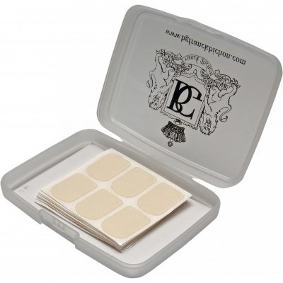 Estojo cinzento com etiquetas adesivas bege e emblema BC