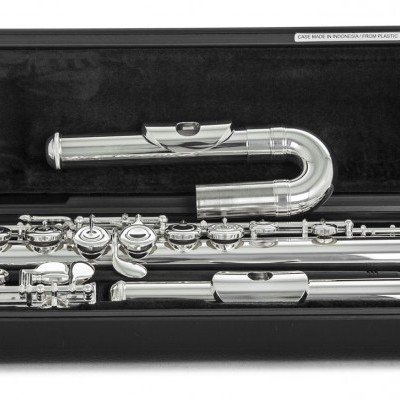 Flauta transversal desmontada numa caixa aberta