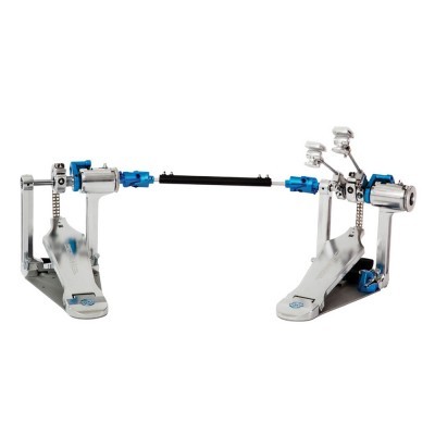 Pedal duplo para bateria com estrutura metálica prateada e detalhes azuis