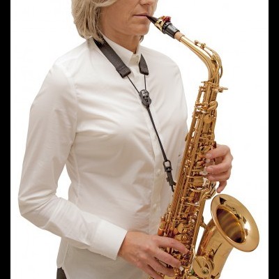 Mulher a tocar saxofone tenor dourado com correia preta