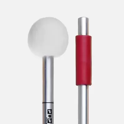 Baqueta de bateria com ponta de espuma branca e cabo prateado com capa vermelha