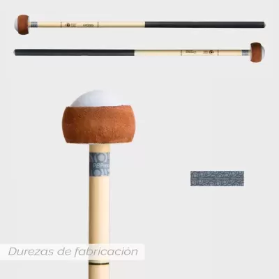 Baquetas para percussão de madeira clara com extremidades em castanho e branco