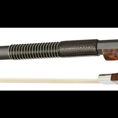 Arco de violino em madeira e couro com crina branca