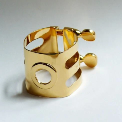 Abraçadeira metálica dourada com parafusos, sobre superfície branca