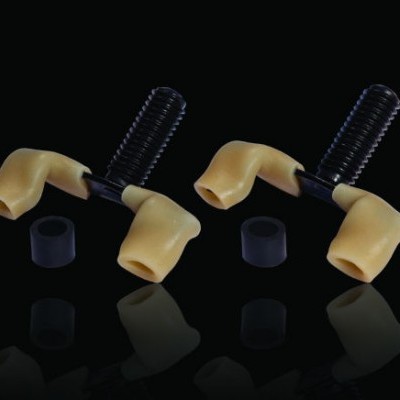 Conjunto de parafusos pretos com porcas amarelas e peças cilíndricas pretas