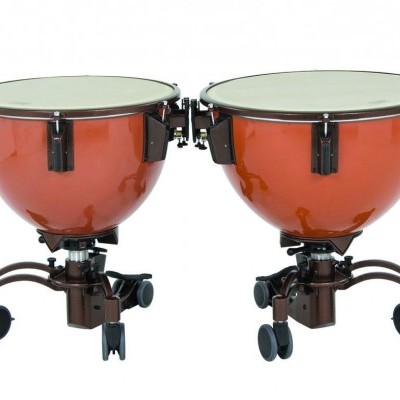 Par de timbales vermelhos com peles brancas e rodas