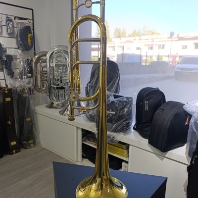 Trombone dourado com inscrição RB numa loja de instrumentos