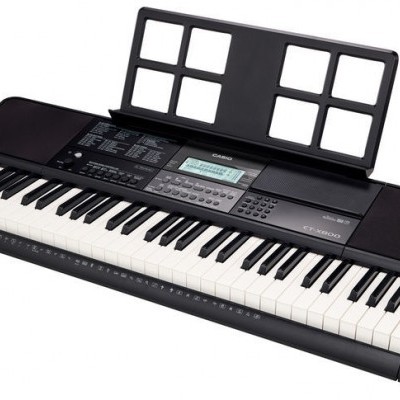 Teclado musical preto com 61 teclas e suporte de partitura