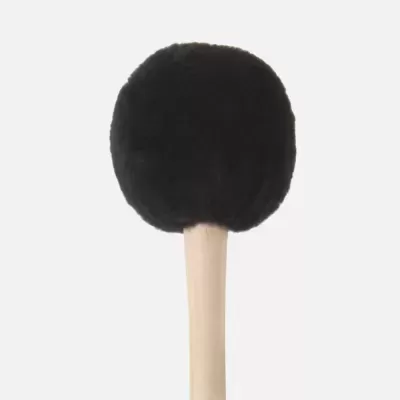 Pincel com cabeça preta e cabo de madeira