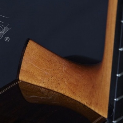 Corpo e braço de guitarra acústica em madeira castanha com acabamento brilhante