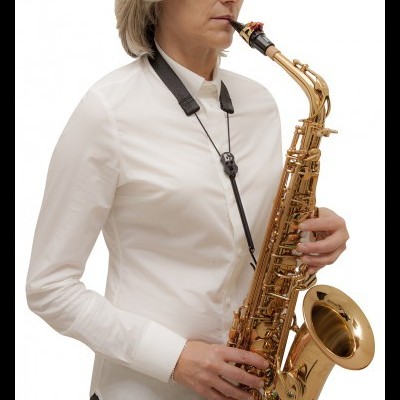 Pessoa a tocar saxofone dourado contra fundo branco