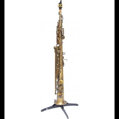 Saxofone soprano dourado num suporte preto sobre fundo branco