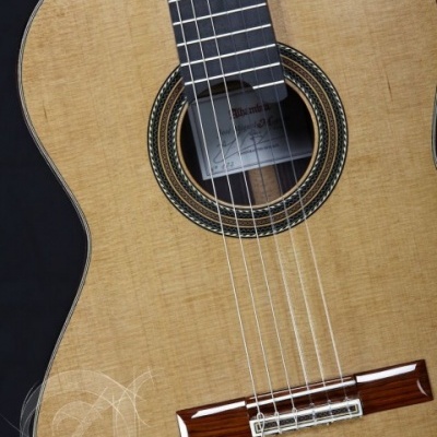 Guitarra clássica de madeira clara com seis cordas