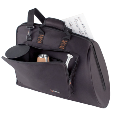 Mala preta para transporte de instrumento musical com bolso exterior aberto e pauta musical visível