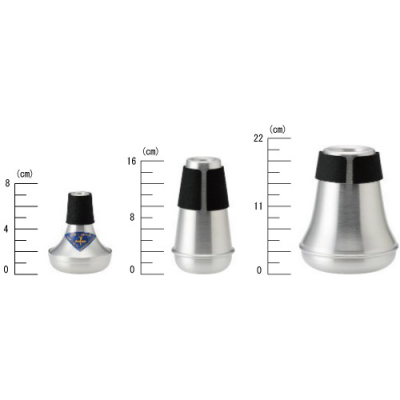 Três abafadores metálicos para instrumentos musicais em tamanhos diferentes com base branca e escalas de centímetros.