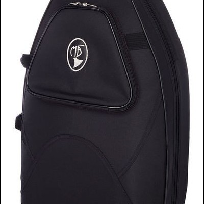 Mala preta rígida com bolso frontal e alça superior.