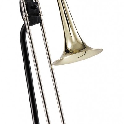Trombone dourado e prateado em suporte preto para instrumentos