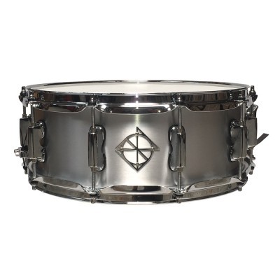 Caixa de bateria metálica cromada com acabamento espelhado e símbolo de losango