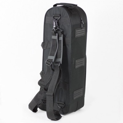 Mochila preta com alças ajustáveis e fecho metálico