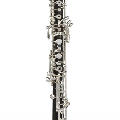 Clarinete preto com teclas prateadas em fundo branco