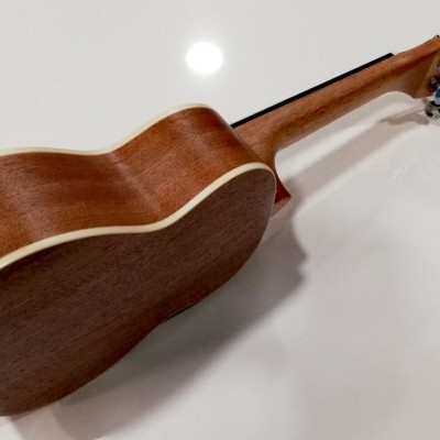 Ukelele em madeira castanha visto pela parte traseira