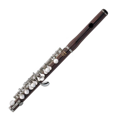 Flauta transversal de madeira com teclas metálicas e botões brancos.