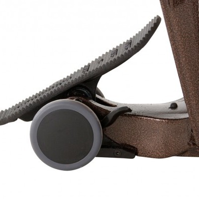 Plataforma metálica castanha com roda cinza e pedal negro antiderrapante.