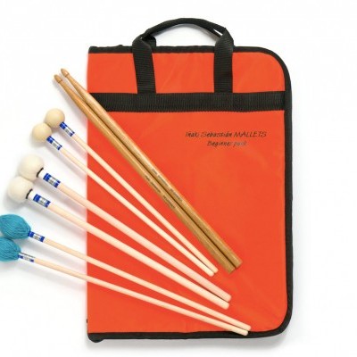 Conjunto de baquetas e maços para percussão sobre bolsa laranja com texto preto