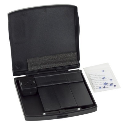 Estojos em plástico preto com compartimentos e pacote transparentes com esferas azuis