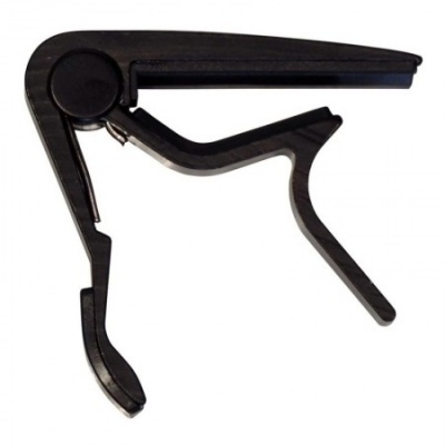 Capotraste preto para guitarra em fundo branco