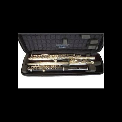 Flauta transversal prateada desmontada em estojo preto acolchoado