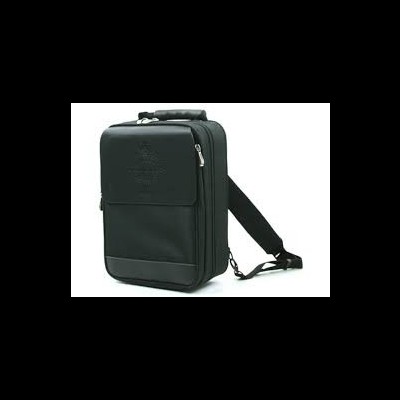 Mala de ombro preta, retangular, com alça ajustável e fecho prateado