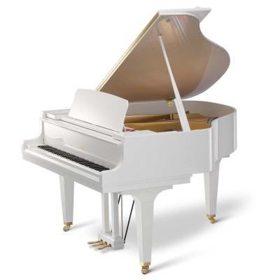 Piano de cauda branco com tampo levantado e pedais dourados