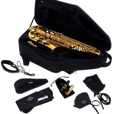 Saxofone tenor dourado com estojo e acessórios pretos