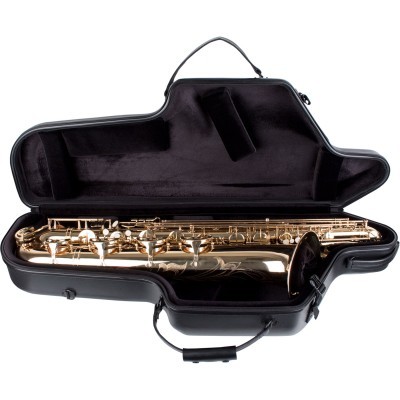 Saxofone tenor dourado no estojo preto aberto com interior de veludo.