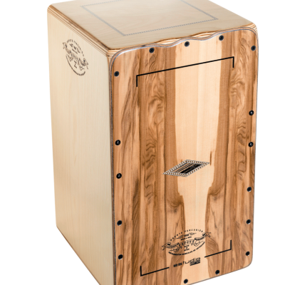 Instrumento musical cajón em madeira clara e escura com padrões geométricos e parafusos nas bordas