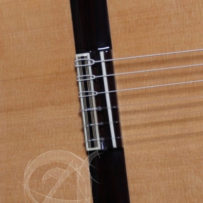 Ponte e cordas de guitarra clássica em madeira clara