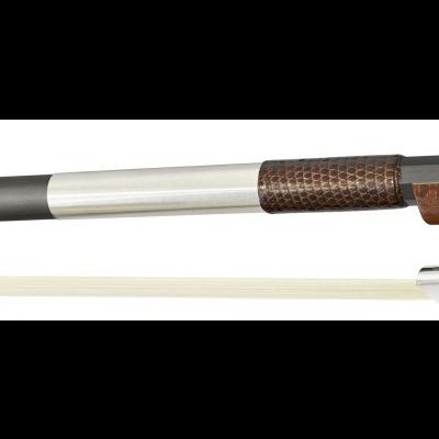 Arco de violino preto com suporte de madeira castanha e ferragens metálicas.