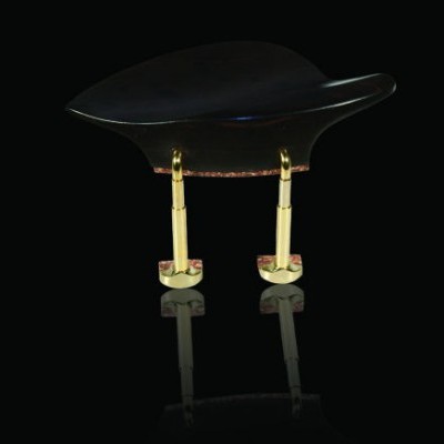 Apoio para queixo em madeira escura com suportes metálicos dourados